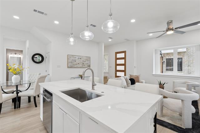 Building Photo - 1000 W 10th St