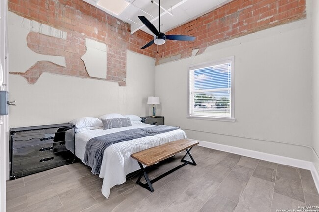 Building Photo - 3363 E Commerce St