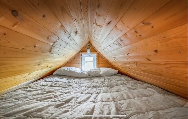 Sleeping loft - 8555 Sonoma Ave