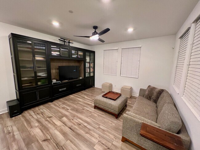Building Photo - 2 bed 2bath w/attached garage, Pet-friendl...