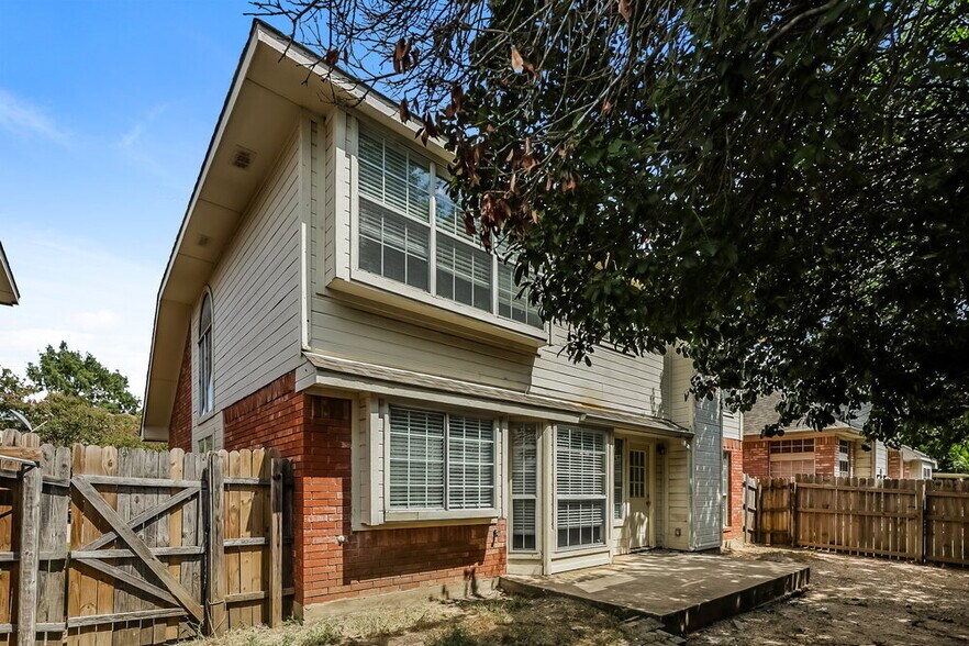 Building Photo - 3011 Renaissance Dr