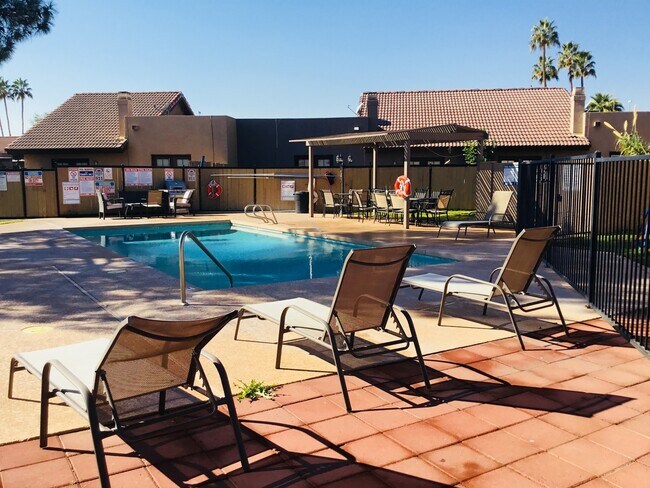 Building Photo - 2/2  Town-homes in Central Phoenix!!