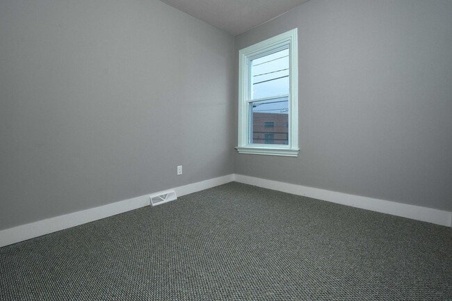 Building Photo - 4 bedroom in South Side