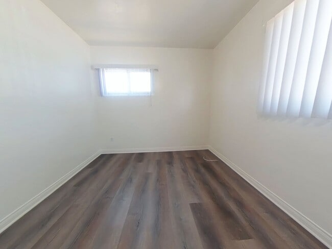 Building Photo - 7 Bedroom 4 Bath Home a hop and a skip to campus- SUPER CLOSE TO CAMPUS!