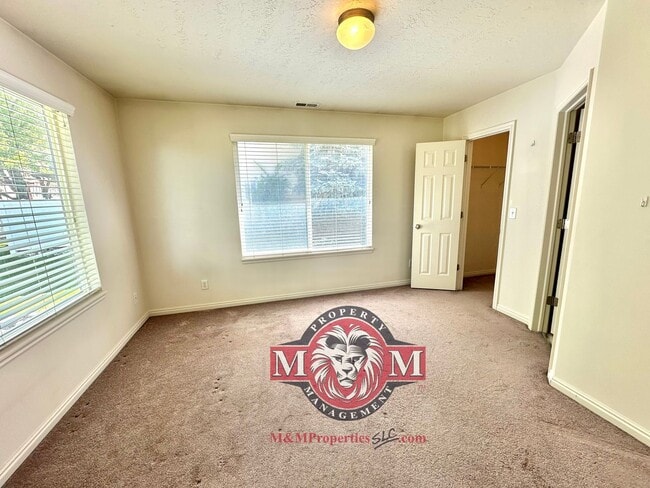 Building Photo - Great 2 Bd 2.5 Bath Townhome in Sandy