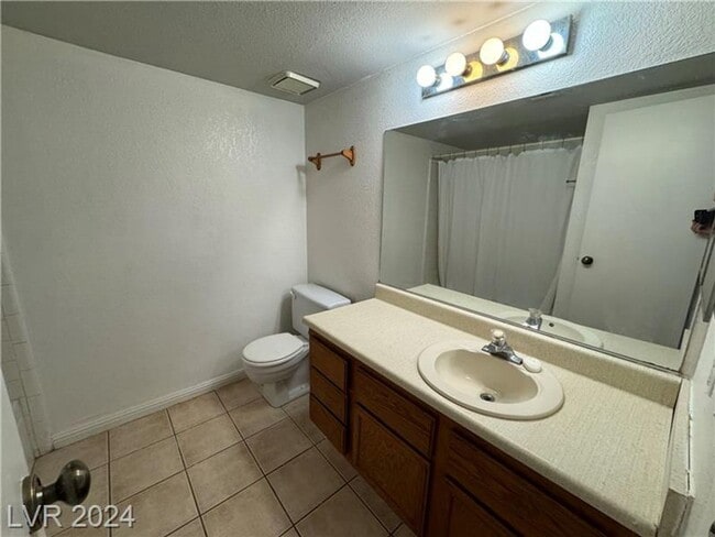 Building Photo - Modern 2-Bed Condo with Fireplace, Balcony & Designer Touches!