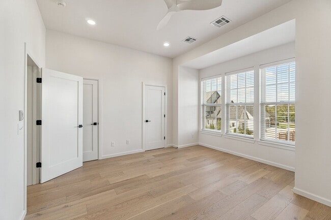 Building Photo - Townhome 2 bed 2.5 Bath "The White Workroom" in The Heart of Selah