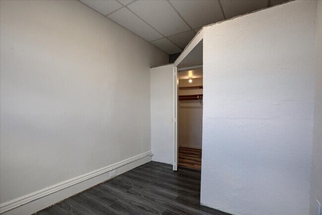 Building Photo - Affordable 1 Bedroom Apartment – Prime Mai...