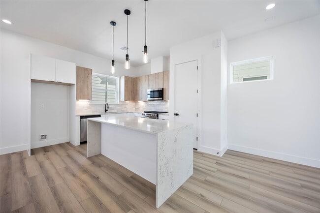 Building Photo - 6735 Peerless St