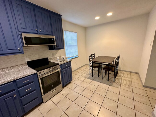 Building Photo - 2 Bedroom Condo Walking Distance to Baylor...
