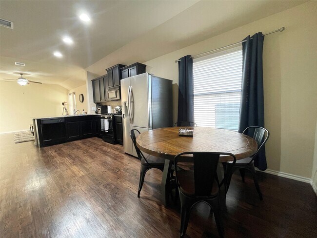 Building Photo - 3650 Sumner Lodge Dr