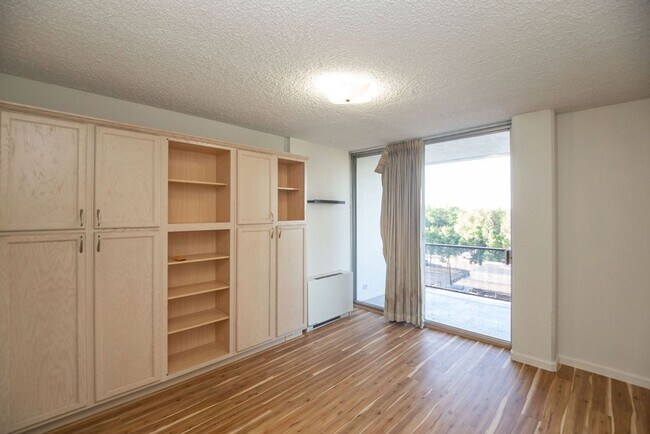 Building Photo - 421 S Howes St