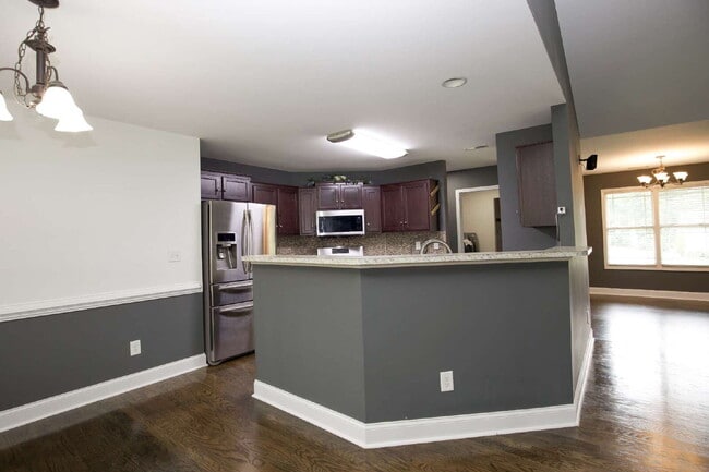 Building Photo - *Lease Special!* Fiber optic internet incl...