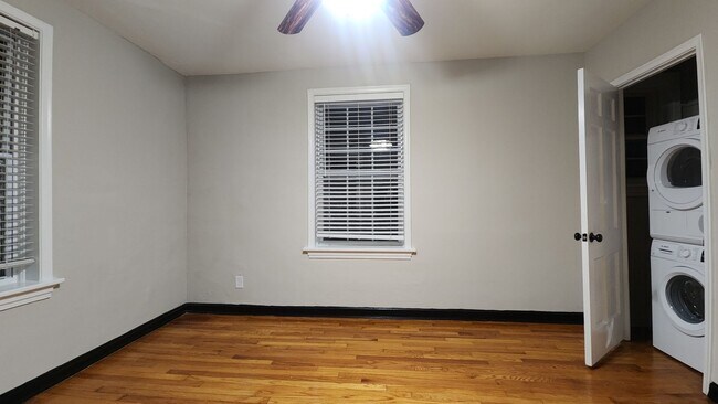Building Photo - ***Dogtown***Beautiful Two Bedroom Available Soon!***In Unit Washer and Dryer