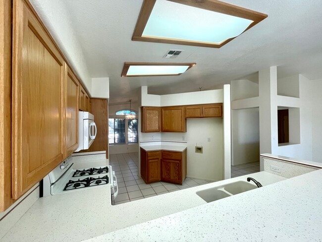 Building Photo - Great 3 Bedroom, 2 Bathroom Home in El Camino Village on the Parkway!