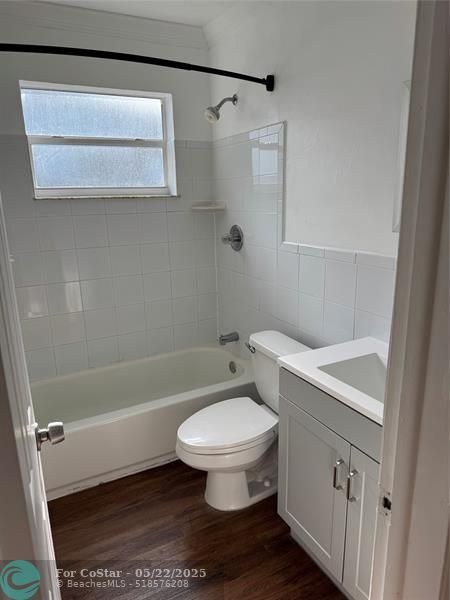 Building Photo - 520 NE 58th St