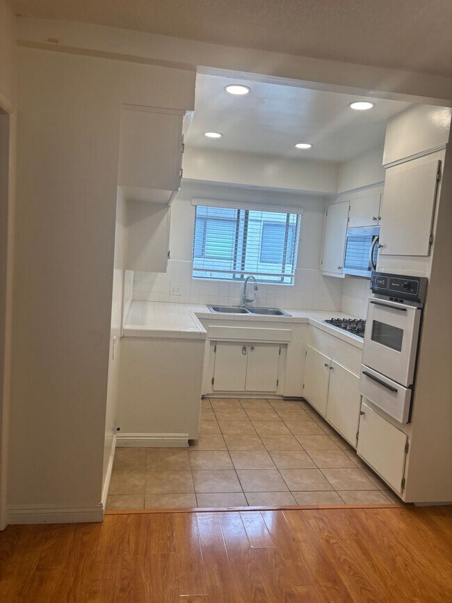 Building Photo - 1147 San Rafael Ave