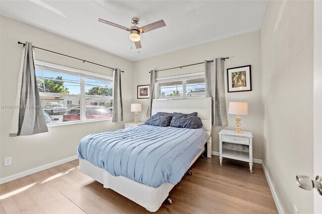 Building Photo - 1127 NE 5th Ave