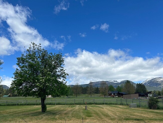 Building Photo - Breathe Taking Views with this 4 bed 3.5 bath home!
