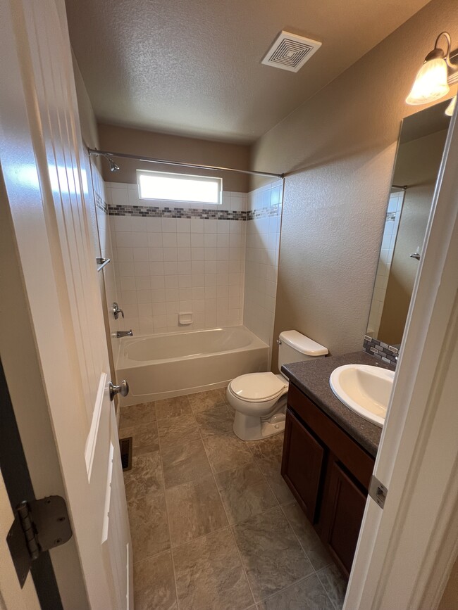 Building Photo - 5567 Majestic Dr
