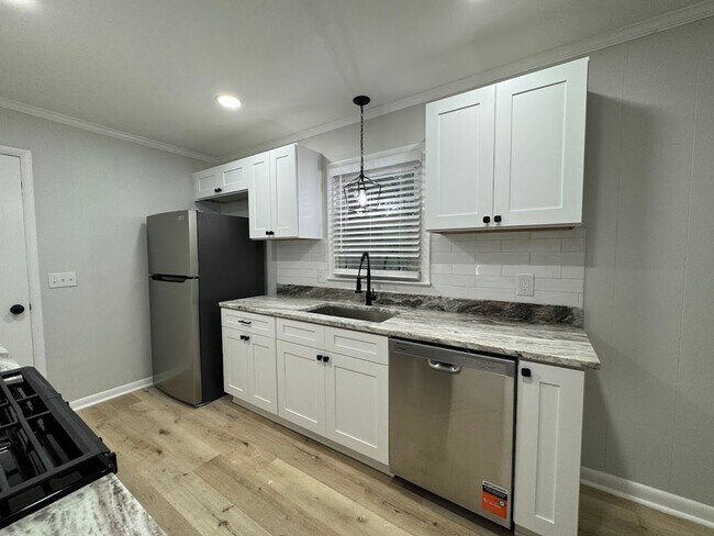 Building Photo - 2205 Hathaway Dr