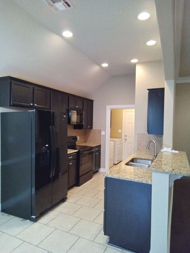 Building Photo - Savannah Place Dream Home