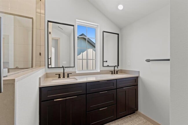 Building Photo - 1736 Bunche Rd