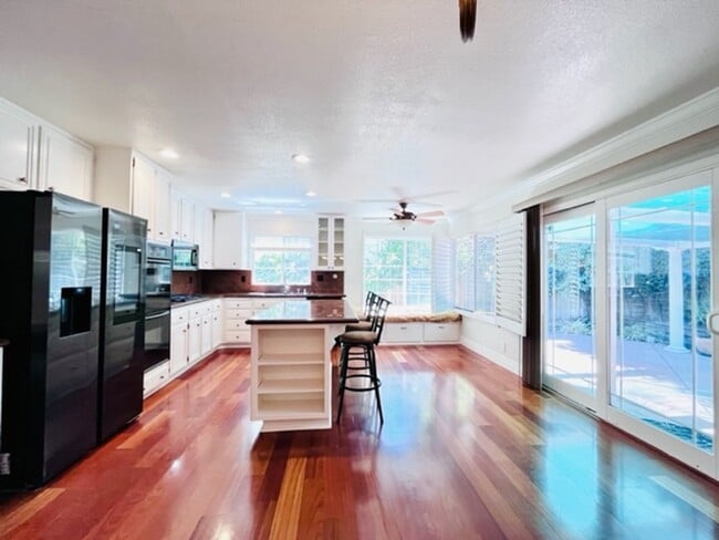 Building Photo - Gorgeous 3Bd/2BA + Den/Office or 4th Bedro...
