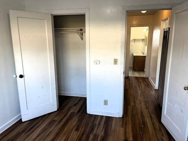 Building Photo - 905 W Harris St