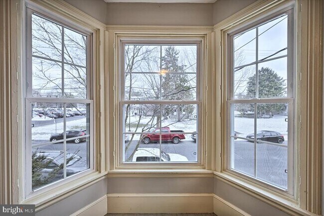 Building Photo - 413 W Louther St