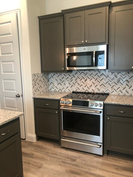 Building Photo - 4933-5015 Villas Dr