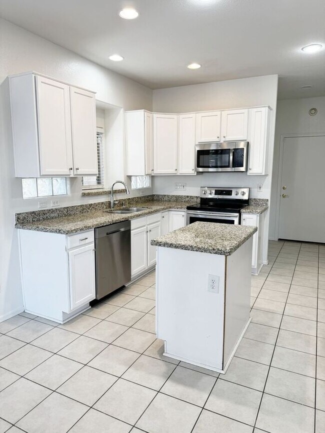 Building Photo - ABSOLUTELY STUNNING 4BR 2.5BA, OVER 2100SQFT, COMMUNITY POOL, CHANDLER