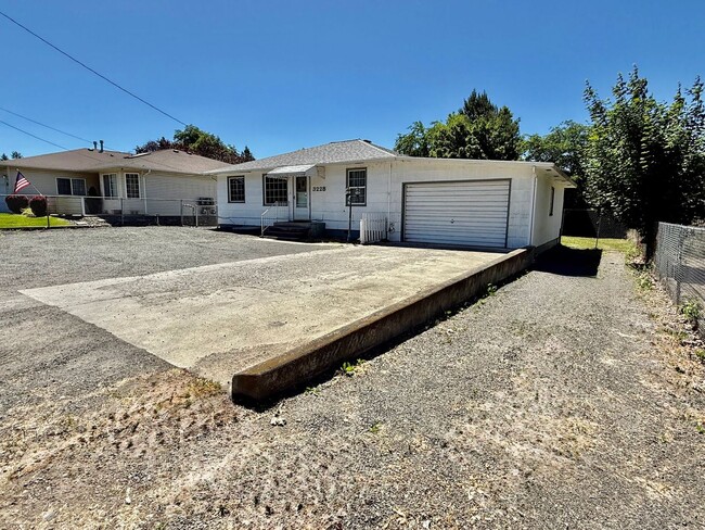 Building Photo - Adorable 3 bedroom 1.5 bathroom house for ...