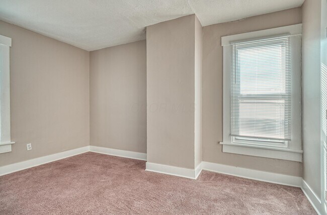 Building Photo - 921 Miller Ave