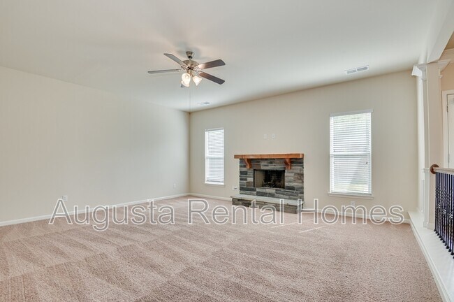 Building Photo - 5014 Vine Ln