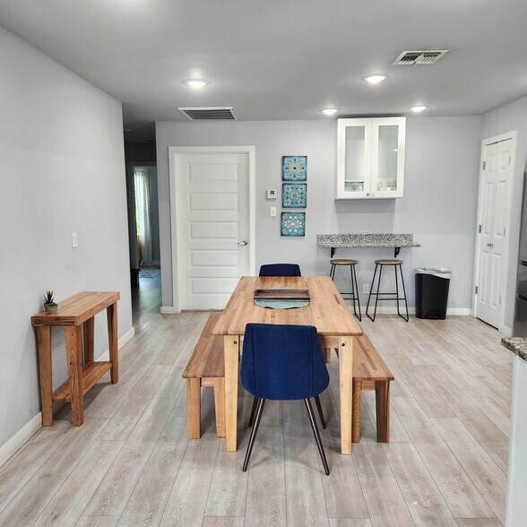 Building Photo - 1413 Santa Monica St