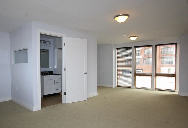 Building Photo - 338 Grove St