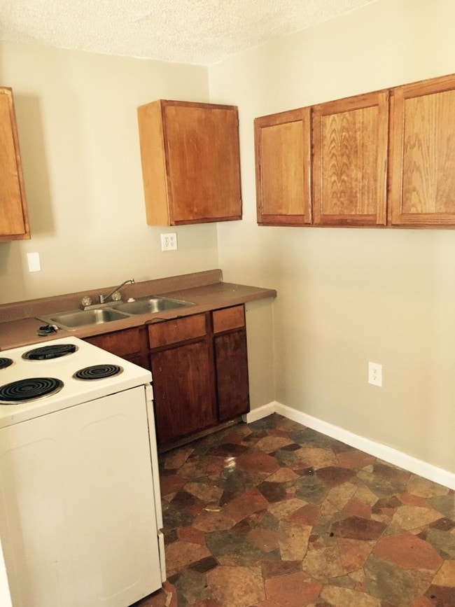 Building Photo - 4022 E 68th Terrace