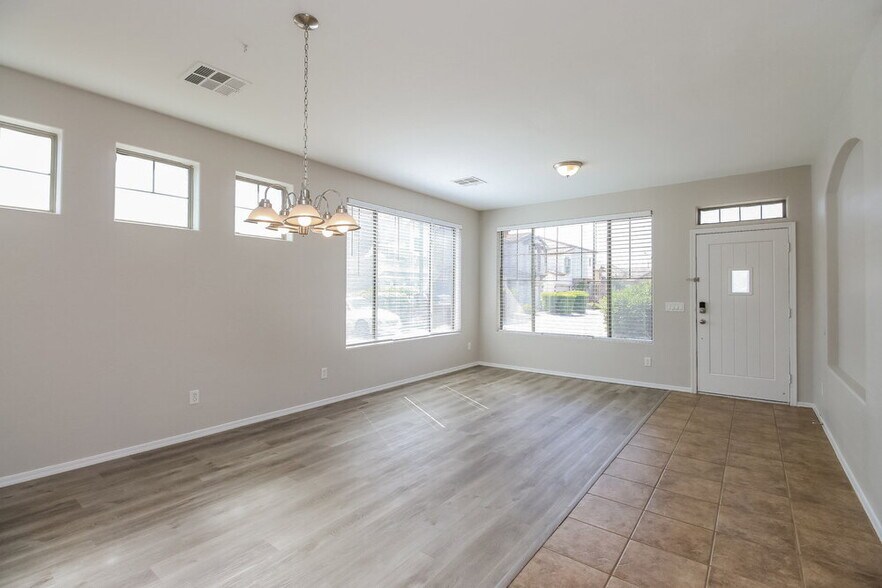 Building Photo - 3151 S Southwind Dr