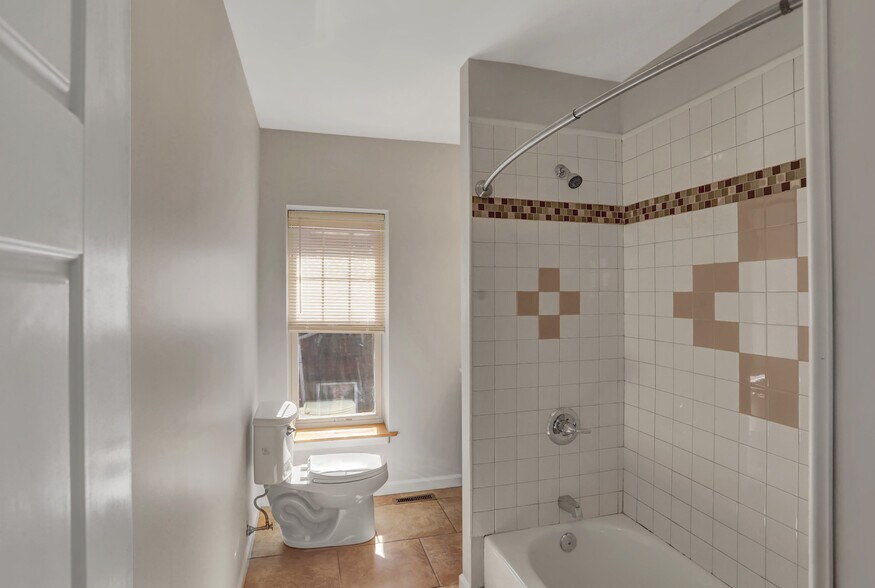 Building Photo - 605 Grace St