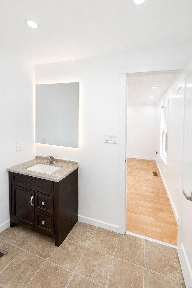 Building Photo - 87 Merseles St