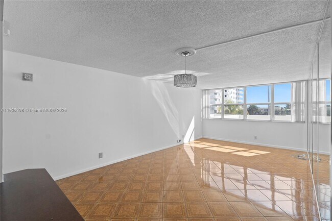 Building Photo - 1410 S Ocean Dr