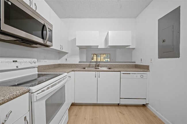 Building Photo - 8900 Collins Ave