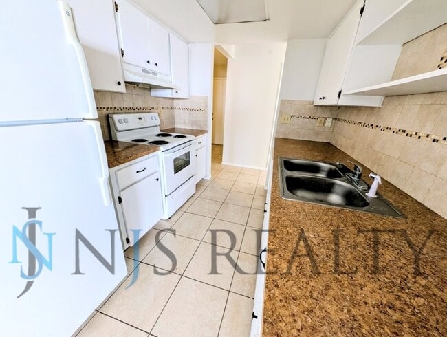 Building Photo - Beautifully updated 3/2/2 1500 Sq. Ft. with fenced yard, tile floors, HUGE living room and a corn...