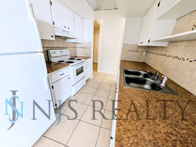 Building Photo - JUST REDUCED!!!  3/2/2 1500 Sq. Ft. with fenced yard, tile floors, HUGE living room and a corner ...