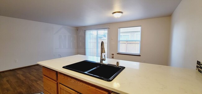 Building Photo - Newly Updated Townhouse in Tacoma! $500.00...