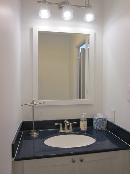 Powder room - 658 15th St S