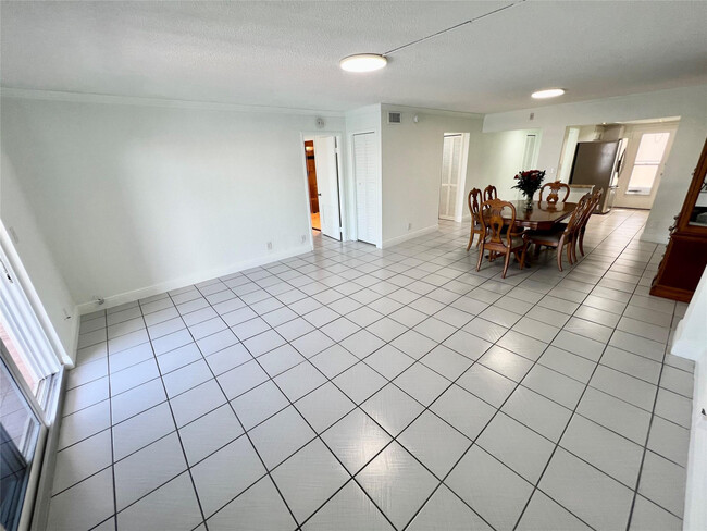 Building Photo - 400 Golden Isles Dr