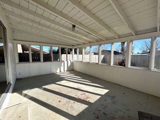 Building Photo - 240 Encinal Dr