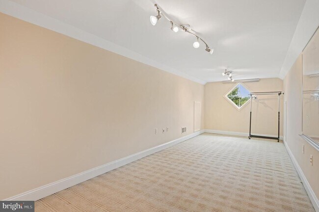 Building Photo - 5905 Lone Oak Dr